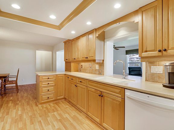 4th image of 907 Prairie Road