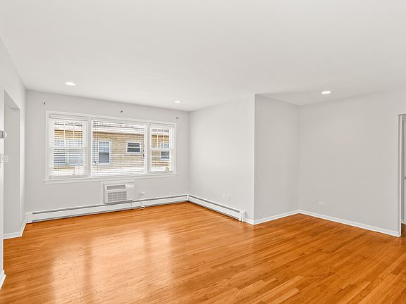 4th image of 1819 W Touhy Ave APT 6