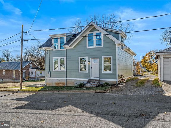 4th image of 511 Berry St