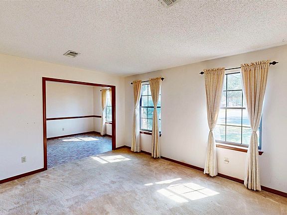 3rd image of 2125 Oxford Dr