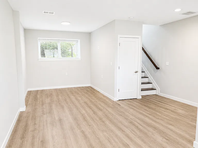 145 Hawthorne St — Photo 13