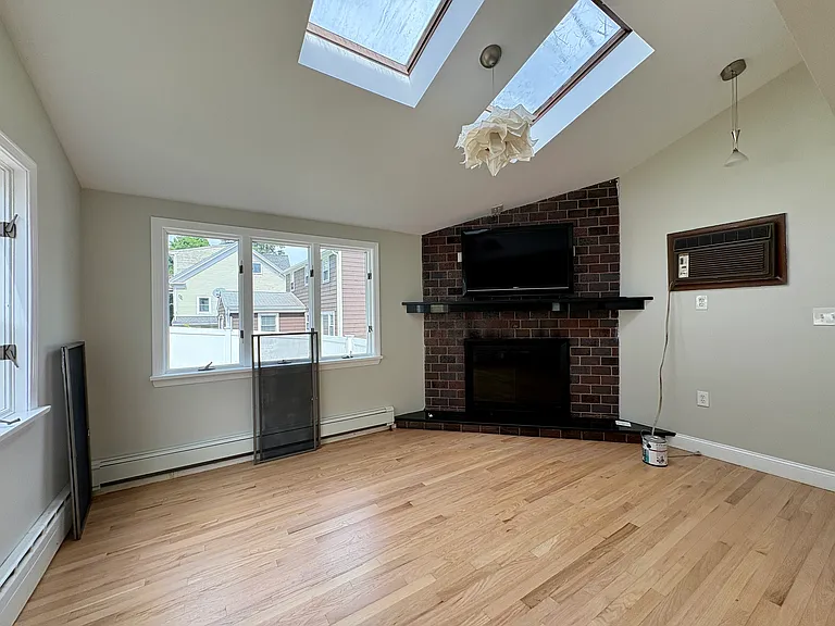 1318 Salem St — Photo 16