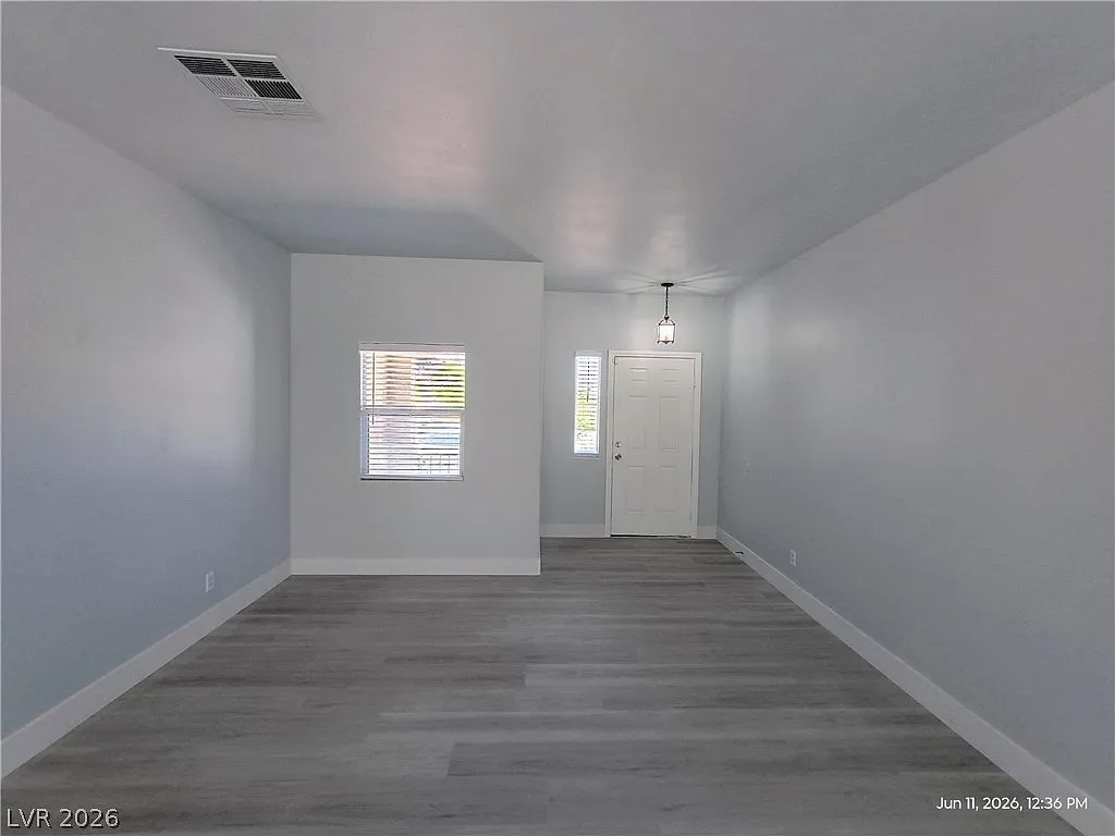 4 bed, 2.5 bath, 2007 sqft, $2,050 — Photo 2