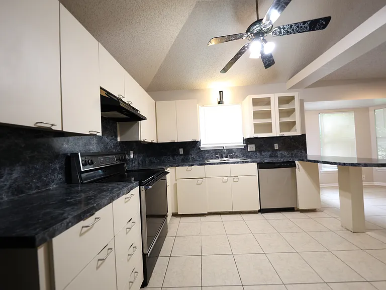 1702 Clairidge Ave — Photo 5