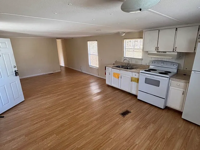 63 Poole Cir — Photo 2