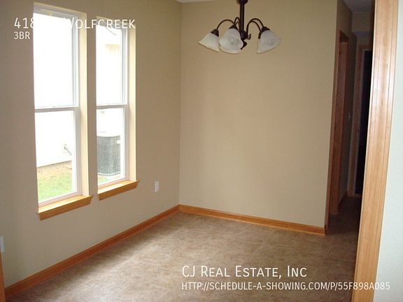 4th image of 418 NE Wolf Creek Dr