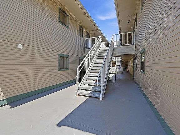 3rd image of 948 North St #17