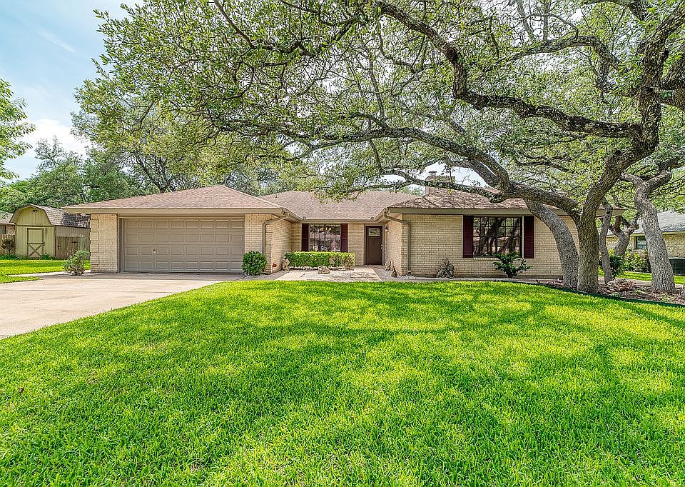 1st image of 203 Oakwood Dr