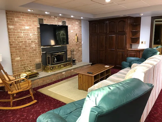 Living/TV room (all furniture/TV removed)