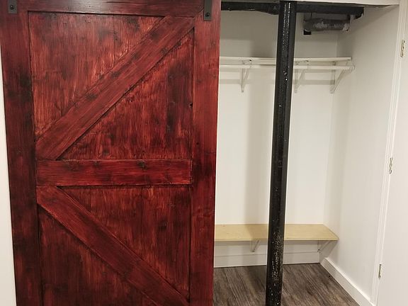Entry/Coat Closet