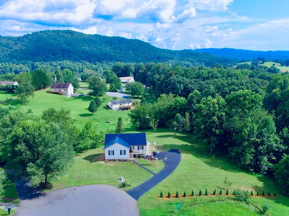 308 Forest Bend Dr, Horse Shoe, NC 28742