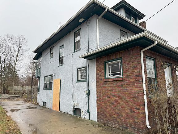 3rd image of 188 Hubbard St