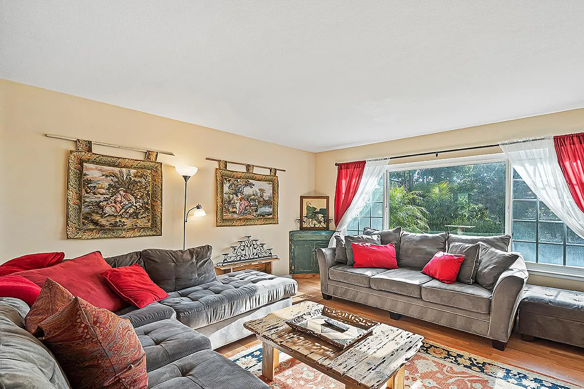 4 bed, 1880 sqft, $7,800 — Photo 2