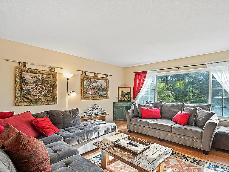 1875 Parkcrest Dr — Photo 2