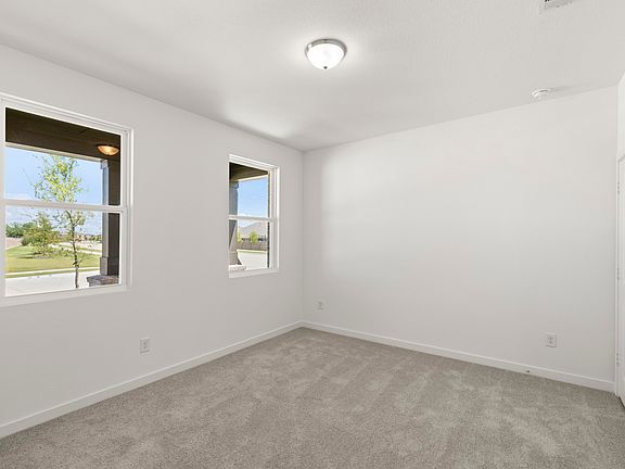 5th image of 2403 Daisy Ln