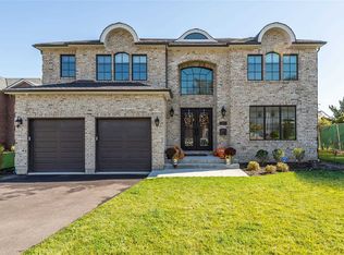 72 Carriage Rd, Roslyn, NY 11576