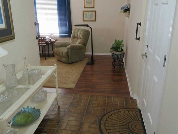 3rd image of 4610 Balmoral Dr