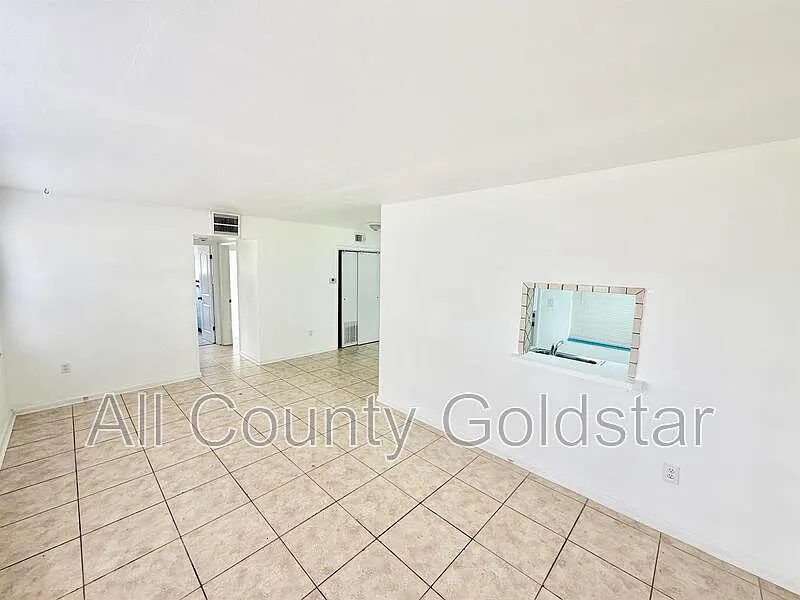3 bed, 1.0 bath, 998 sqft, $1,350 — Photo 3