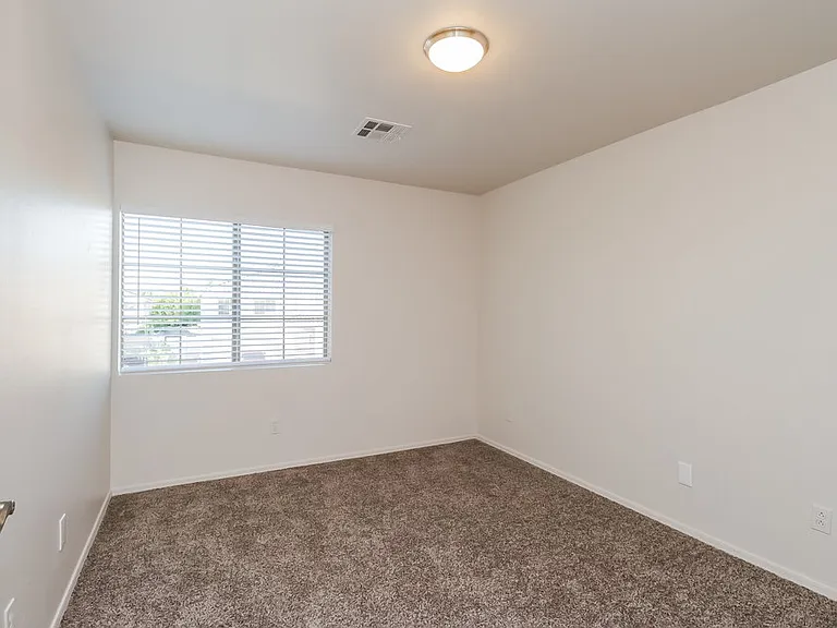 7925 W Claremont St — Photo 13