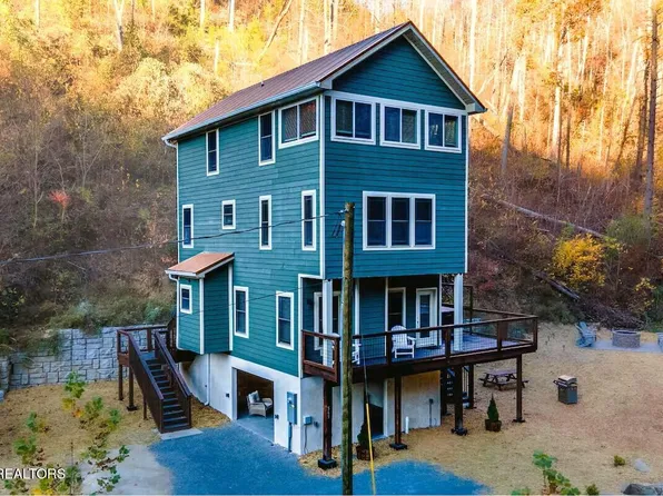 569 Baskins Creek Rd, Gatlinburg, TN 37738