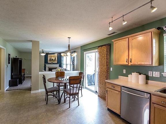 4th image of 2647 Foxbriar Pl