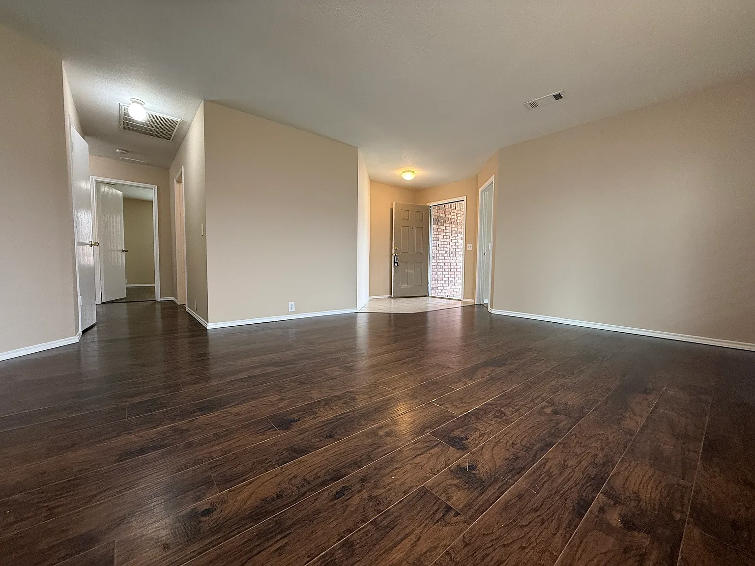 4 bed, 1959 sqft, $2,000 — Photo 2