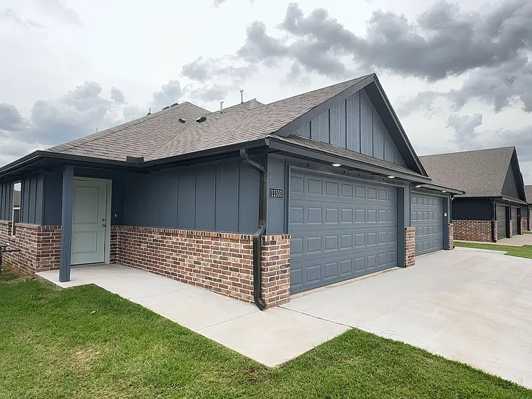 11510 University Dr — Photo 1