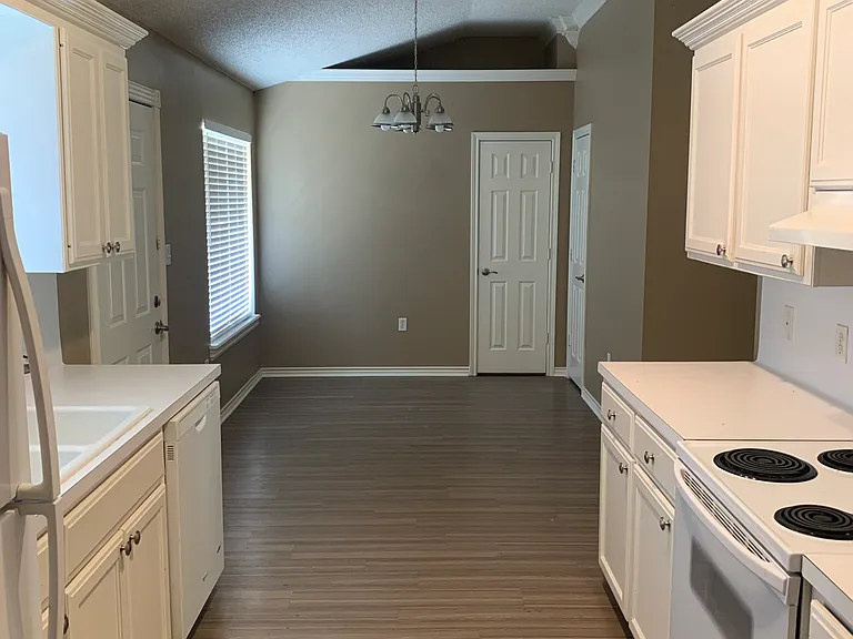 705 Shea St — Photo 10