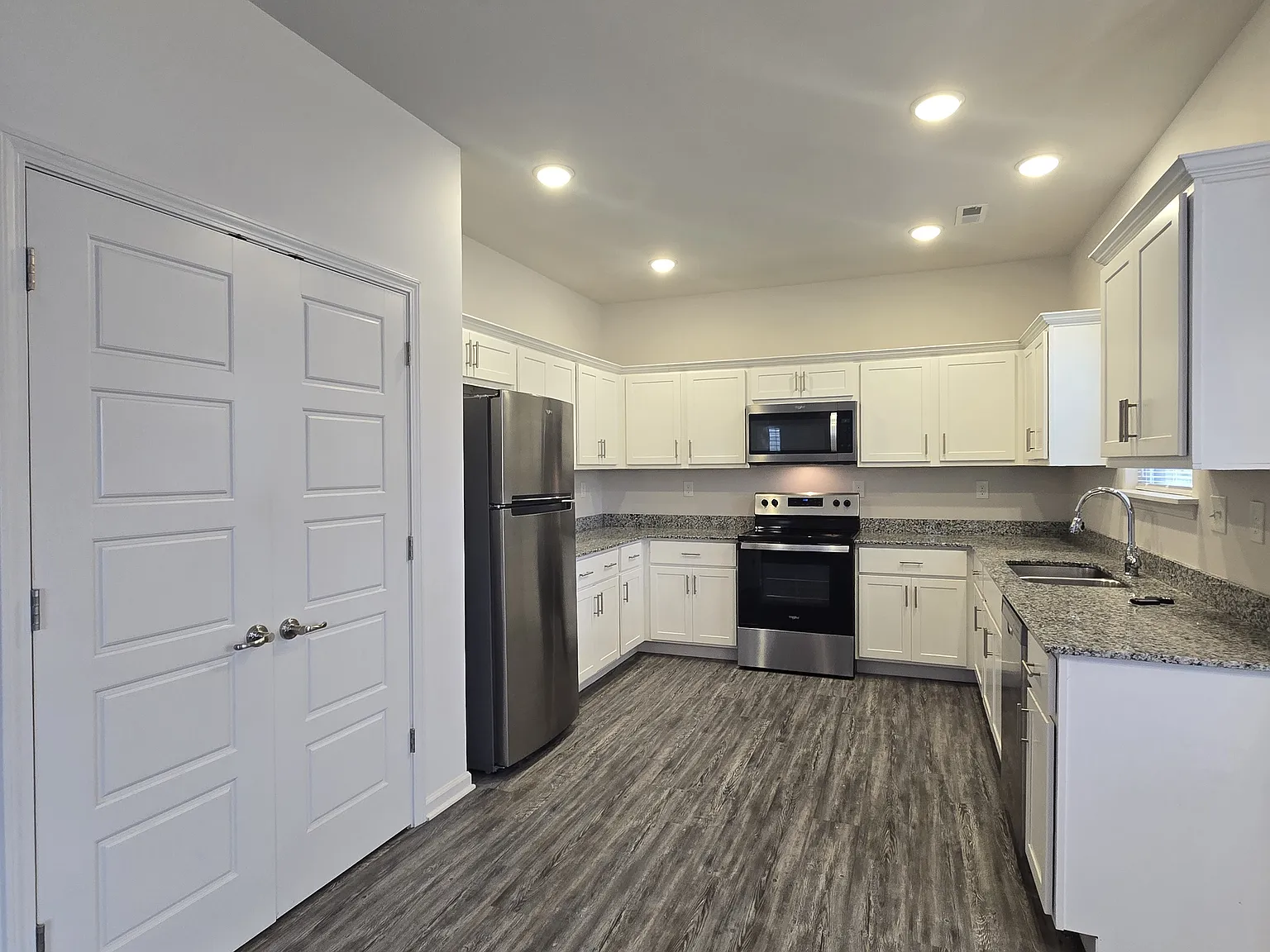 4 bed, 2.5 bath, 1956 sqft, $2,540 — Photo 2