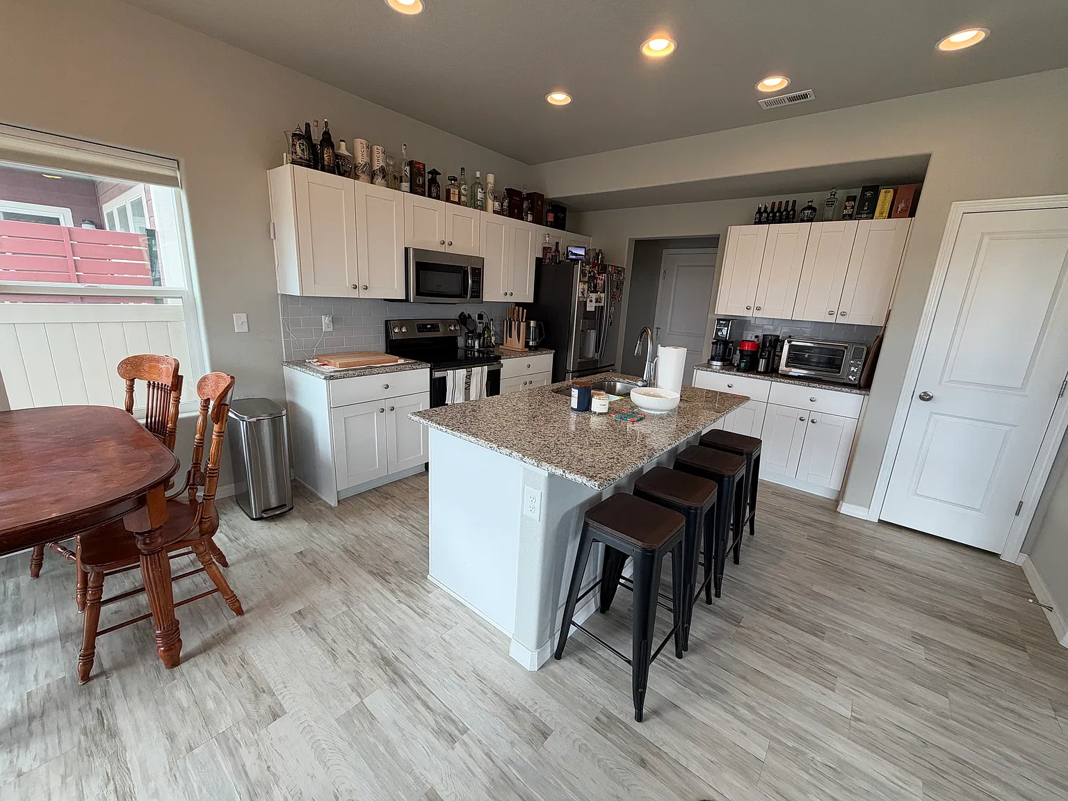 3 bed, 2.5 bath, 1688 sqft, $2,100 — Photo 3