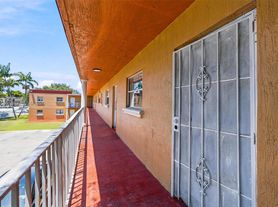 1245 W 24th St, Hialeah, FL