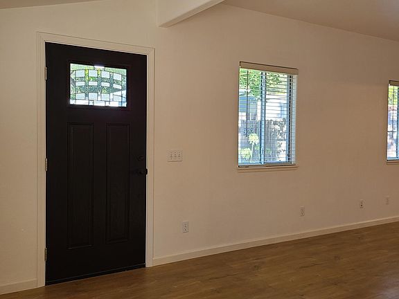 3rd image of 922 Carquinez Ave