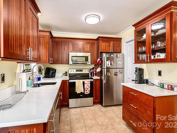 5th image of 1404 River Dr