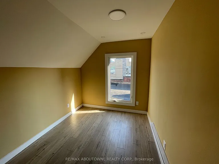759 Barton St E — Photo 11