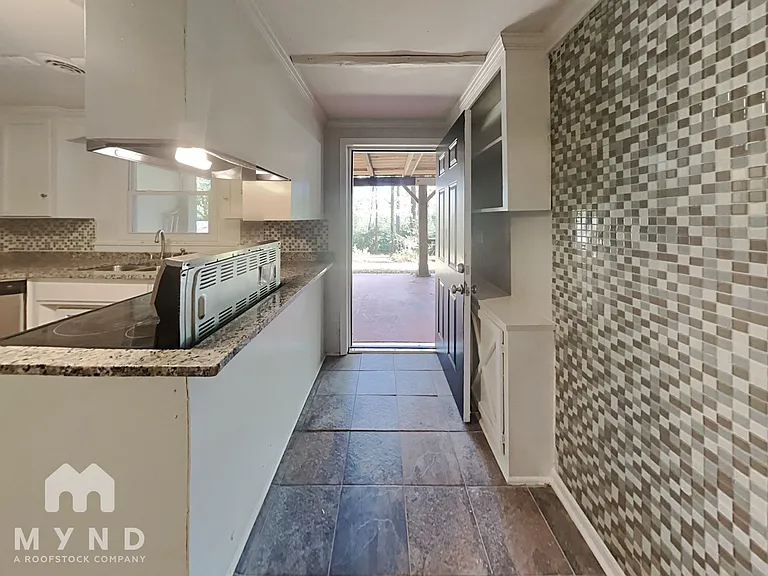 137 Roebuck Dr — Photo 8