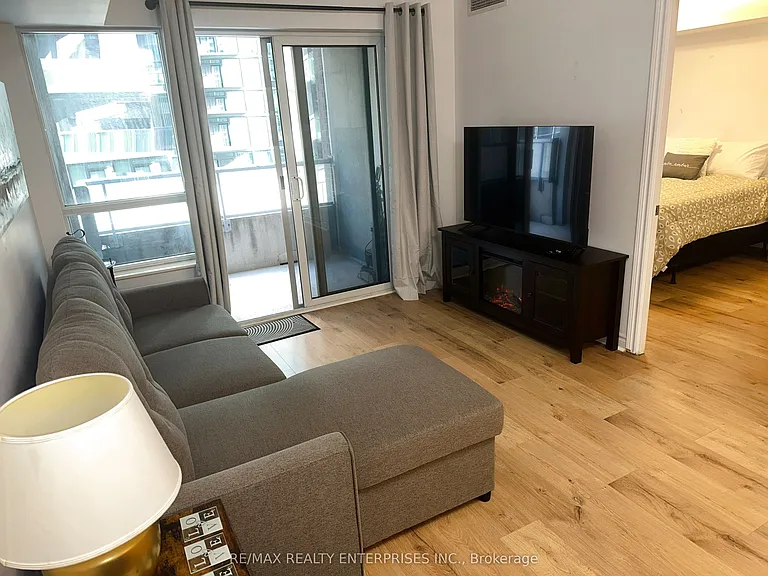 270 Wellington St W #409 — Photo 10