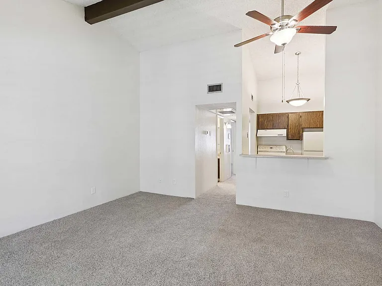 5-web-or-mls-E_Hampton_St_-_Unit_207_-_005