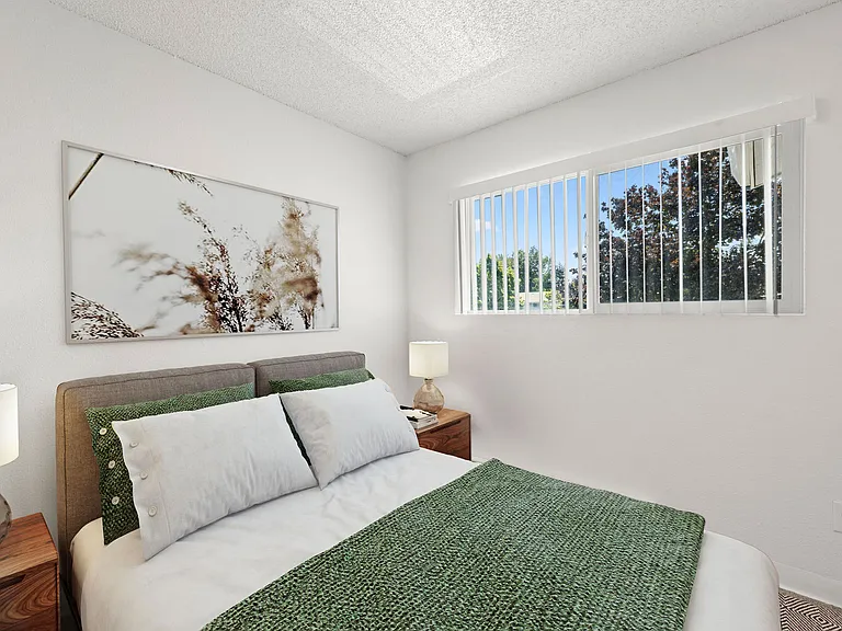 Lake Crest Apartments — Photo 9