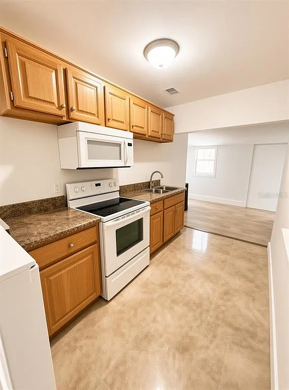 3 bed, 1.0 bath, 974 sqft, $1,950 — Photo 2