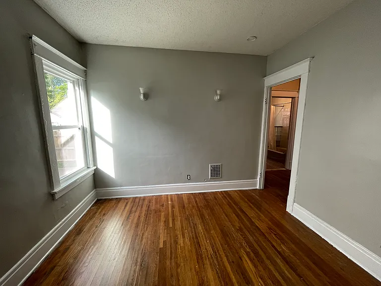 560 Linden Ave #1 — Photo 7