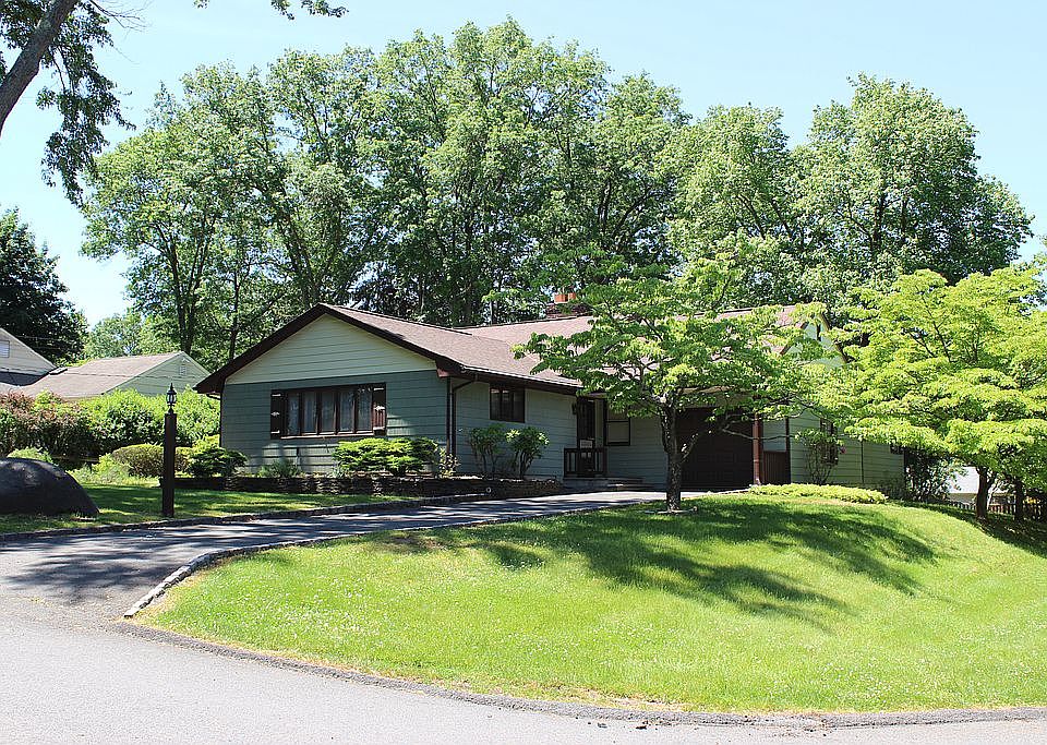 1st image of 293 Brookway Ave