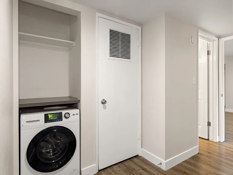 Lombardi Apartments — Photo 40