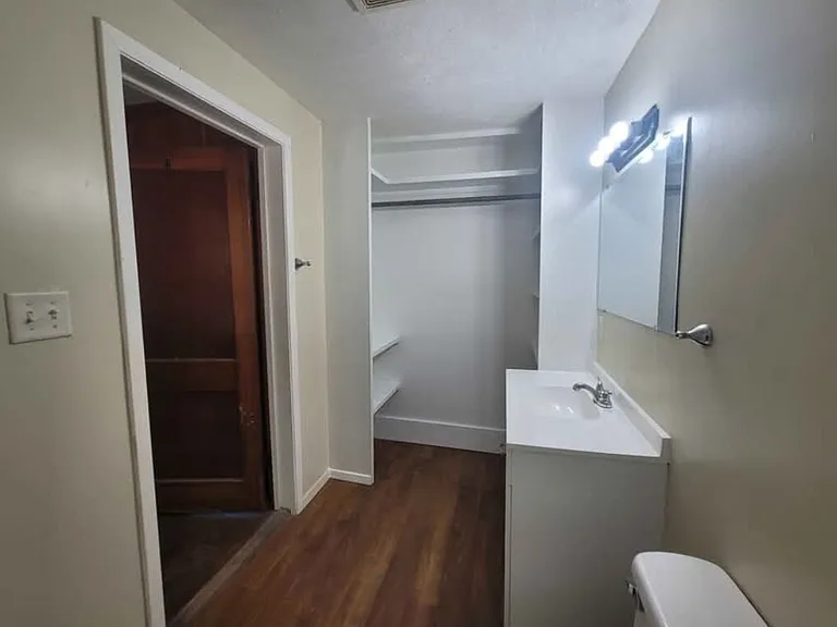 1005 E Fannin St — Photo 13