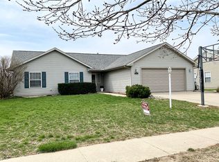 609 Bluestem Dr, Saint Joseph, IL 61873