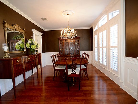 The dining room with beautiful custom molding.