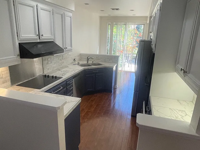 545 Glasgow Cir — Photo 2