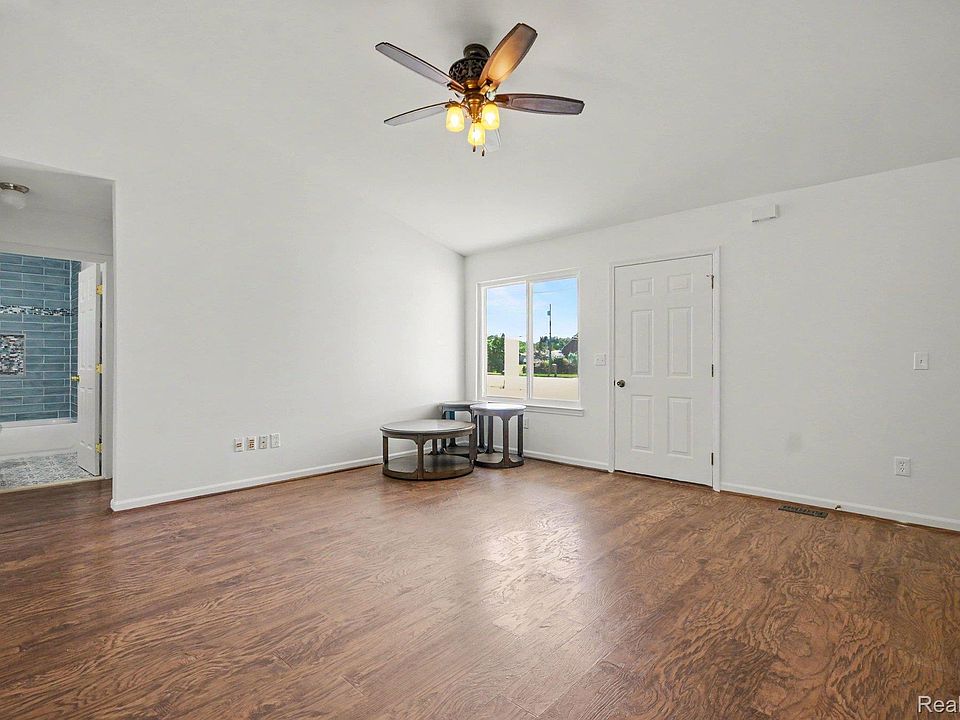 2383 E Maple Rd, photo 3