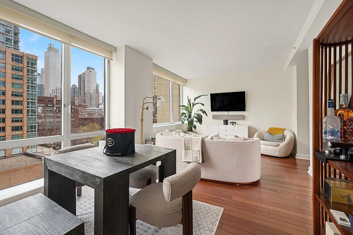 100 Riverside Blvd APT 8U photo 1