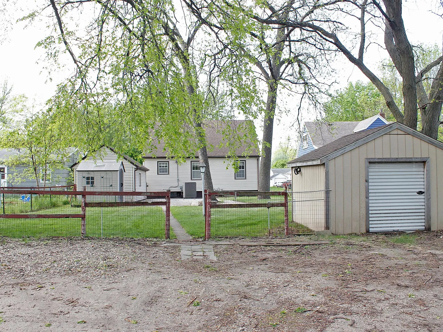 3 bed, 1806 sqft, $1,300 — Photo 4