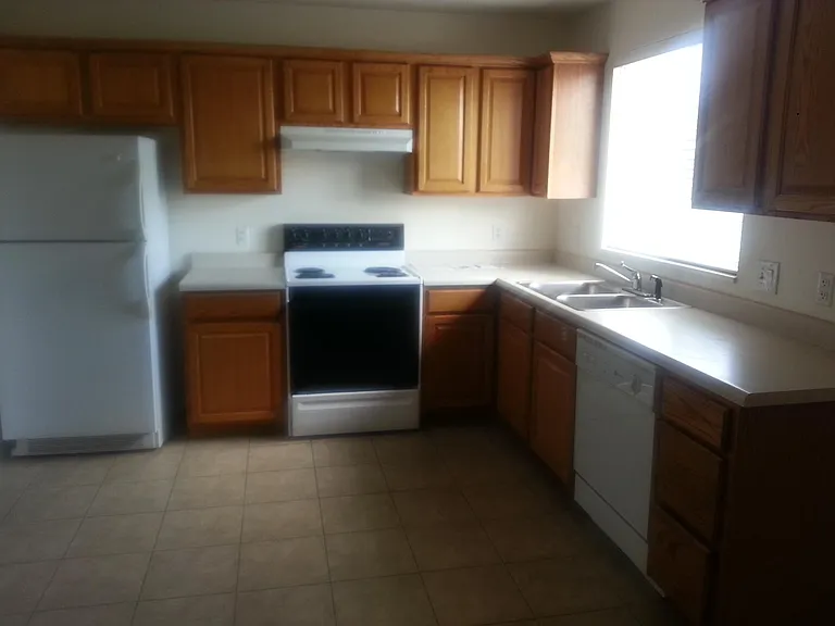 498 W 200 N — Photo 3